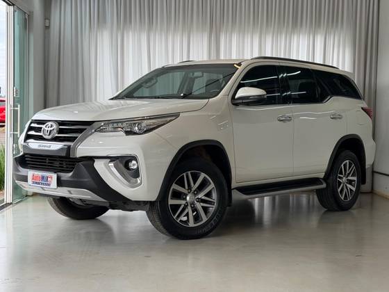 TOYOTA HILUX SW4 2.8 SRX 4X4 7 LUGARES 16V TURBO INTERCOOLER DIESEL 4P AUTOMÁTICO TOYOTA HILUX SW4 2.8 SRX 4X4 7 LUGARES 16V TURBO INTERCOOLER DIESEL 4P AUTOMÁTICO